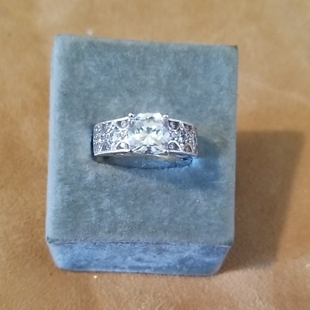 Elegant Modern Silver ring with CZ'S.